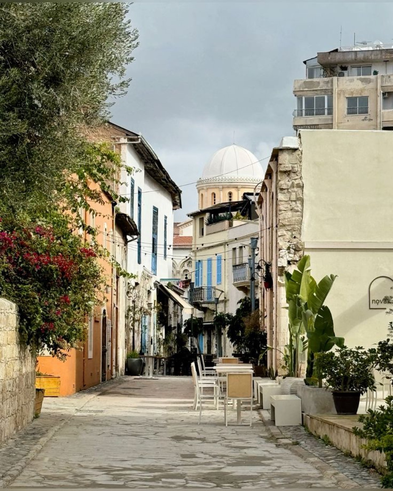 Altstadtgasse mit Café-Tischen auf Zypern